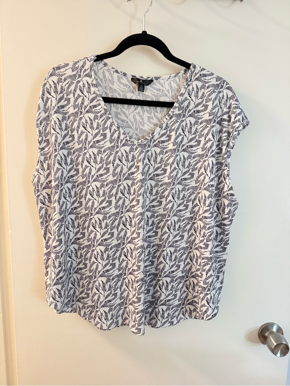 Relaxed V-Neck Printed Women’s Top - White & Navy